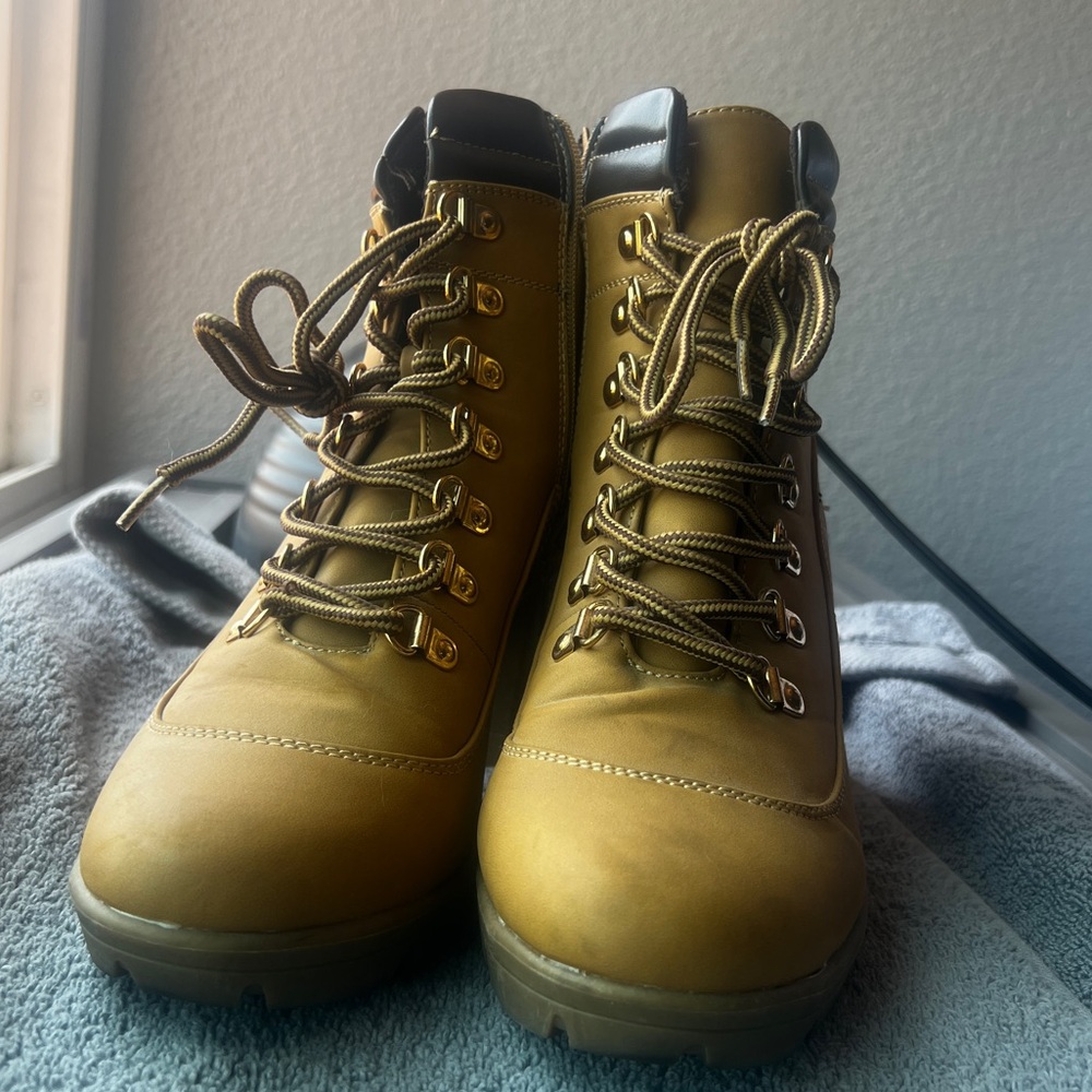 Tan / Light Brown Lace-Up Boots